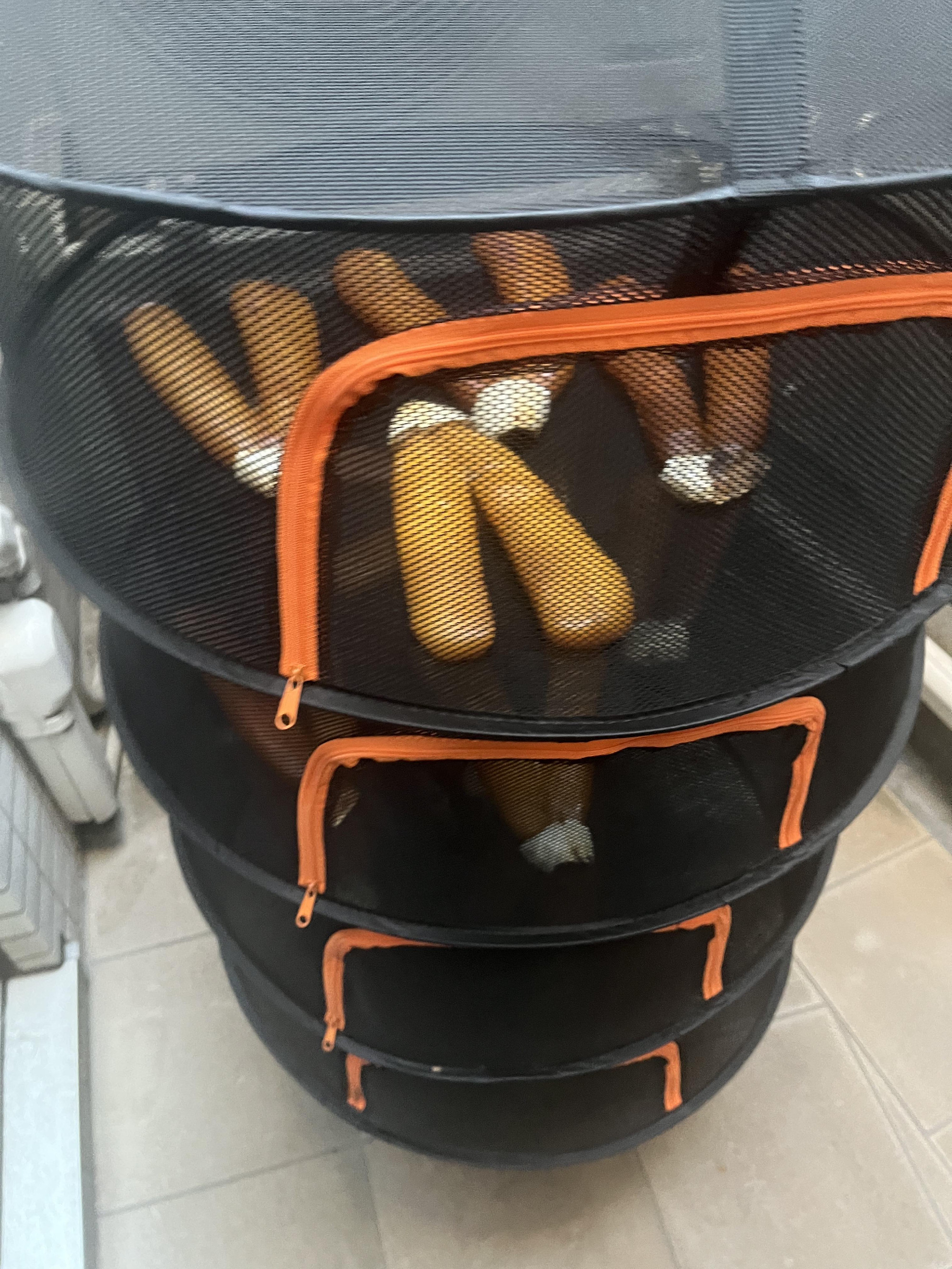 刻々と仕込みを刻んでいきます　お節料理