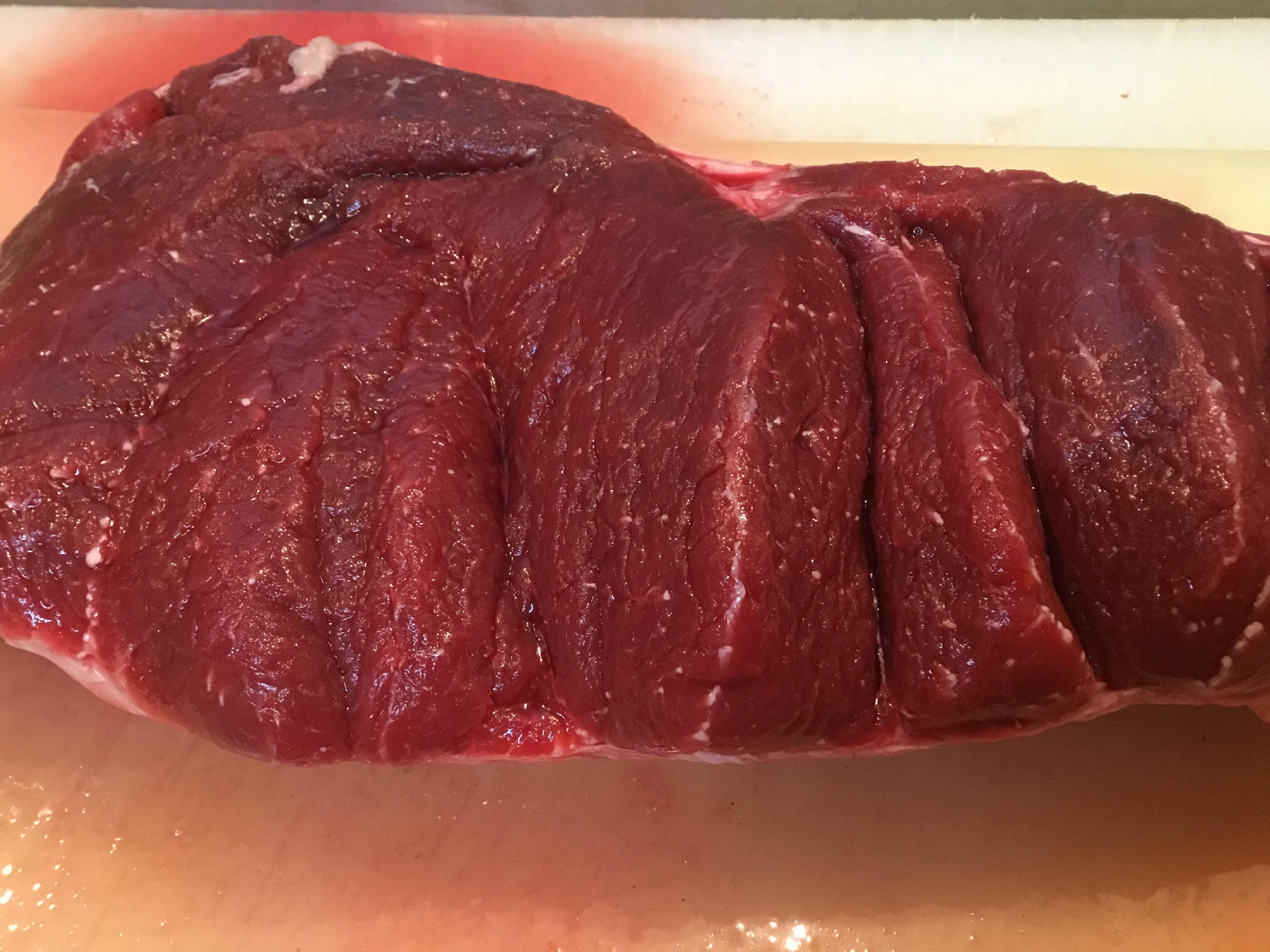 生ミンク鯨が入荷しております。